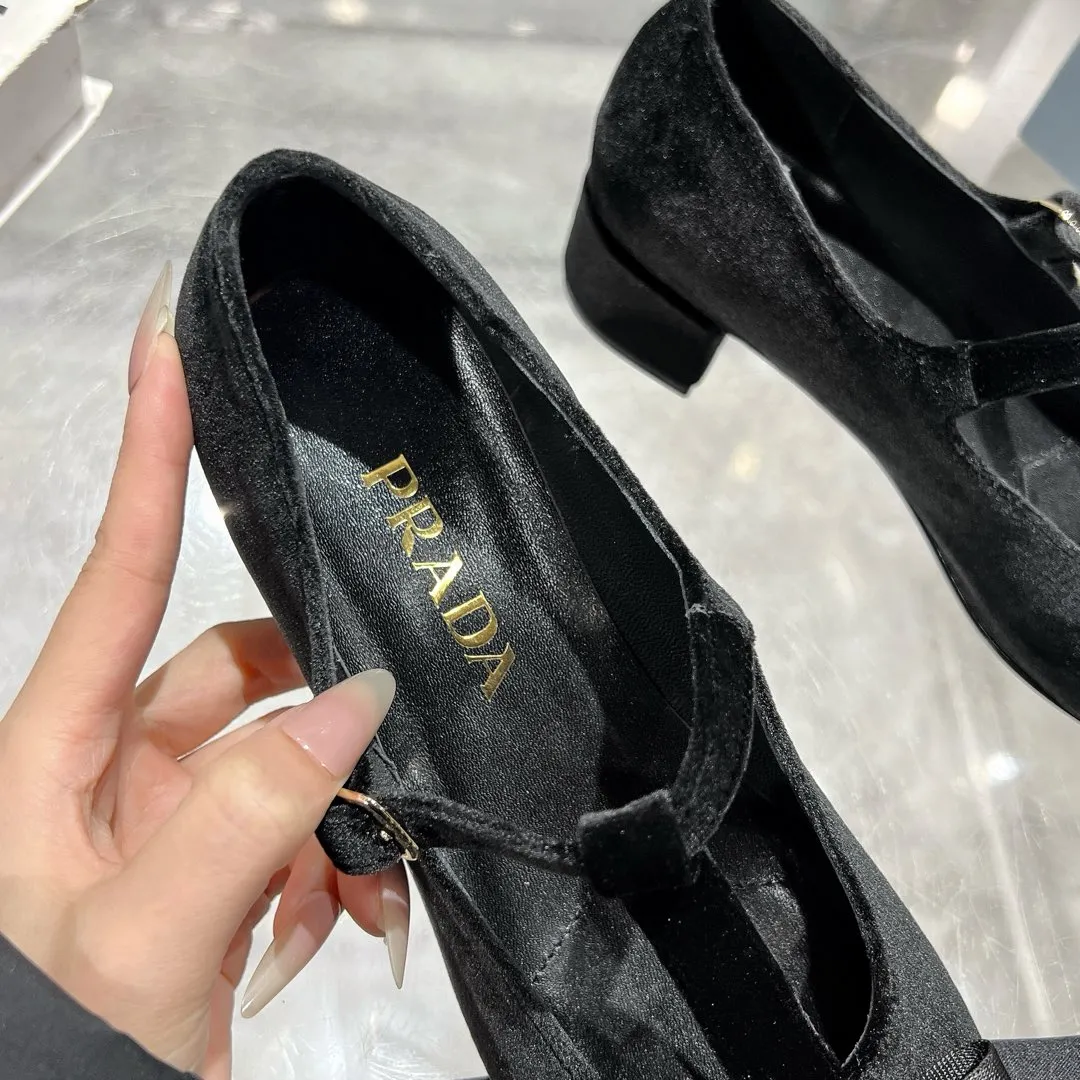 👟👟Ex-factory price 540👟👟 Prada 25ss early spring new model 🌟 Recommended by major bloggers in Xiaohongshu, showing classic charm. Injection-molded leather outsole, imported mixed-breed sheep lining. These velvet-textured pumps combine elegance with modern sophistication, and the delicate bow adds a romantic touch. The upper is decorated with grosgrain bow and metal buckle. Metal letter logo. Decorated with metal letter logo. Velvet texture covered heel with height 4.5cm. Size: 35 to 40 (41 is custom-made and cannot be returned or exchanged)